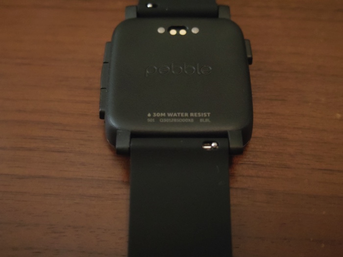 pebble timeの背面。手触りが良い。