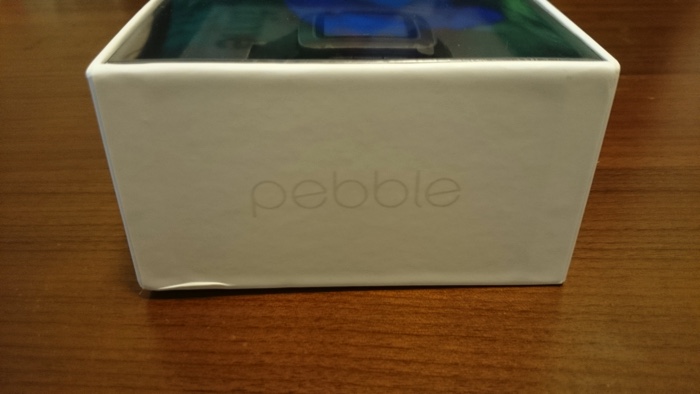 側面にpebbleの文字。何となくApple製品っぽい。