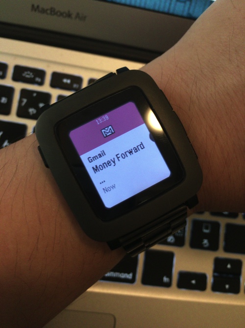 pebbleをiPhoneと同期させた例（Gmail）。ただし、メールによってもっと長く表示される場合もある