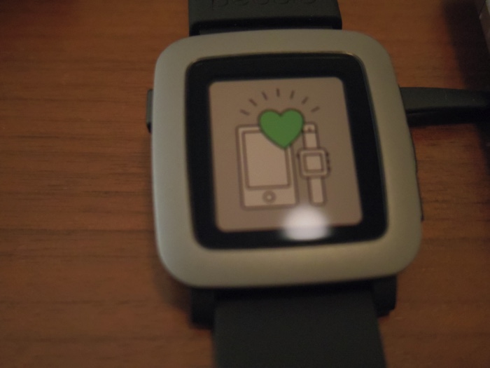 ペアリング出来たときのpebbleの画面。かわいげ。