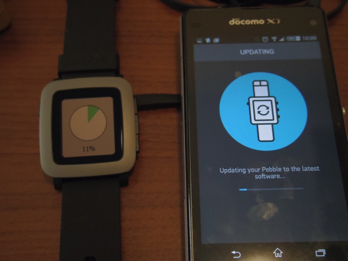 ペアリング出来たあとは自動でアップデートが入る。スマホと画面は連動する。