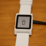 Pebble2を充電している様子
