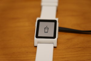 Pebble2を充電している様子