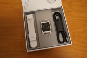 Pebble2を開封している様子