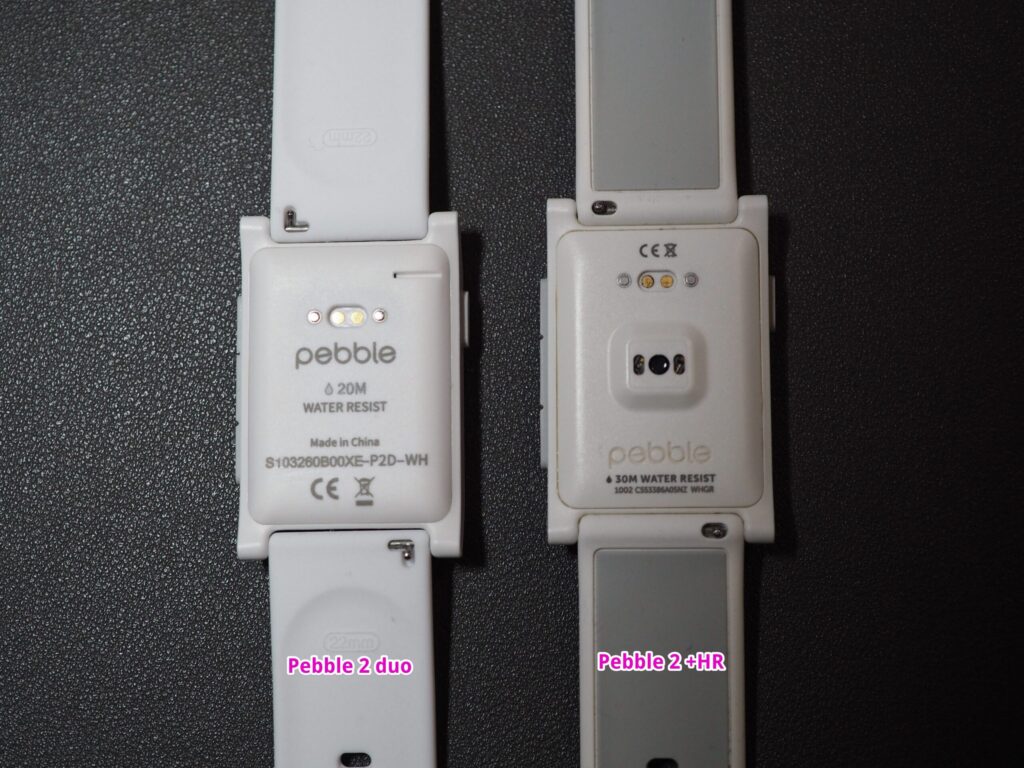 Pebble 2+HRとPebble 2 duo(両方とも白)の比較画像、裏面