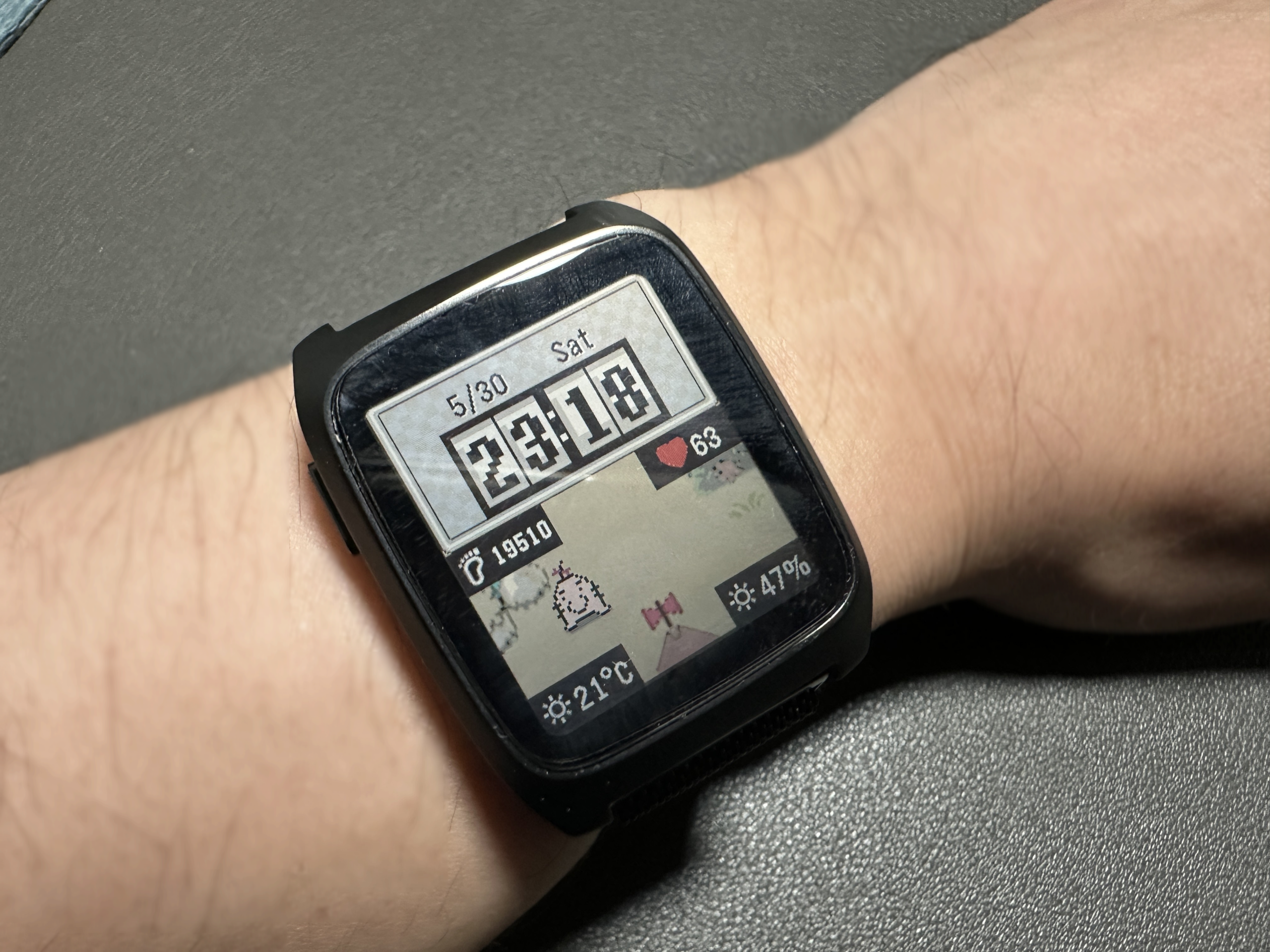 Pebble Time 2*を身に着けている様子